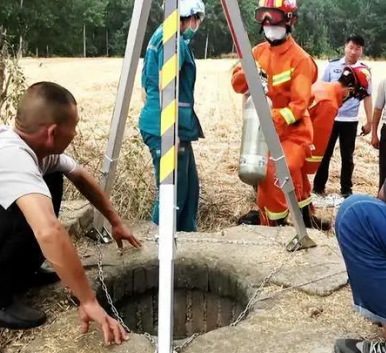 炎熱夏季，男子被困30米深井，消防員用救援支架實(shí)施救援